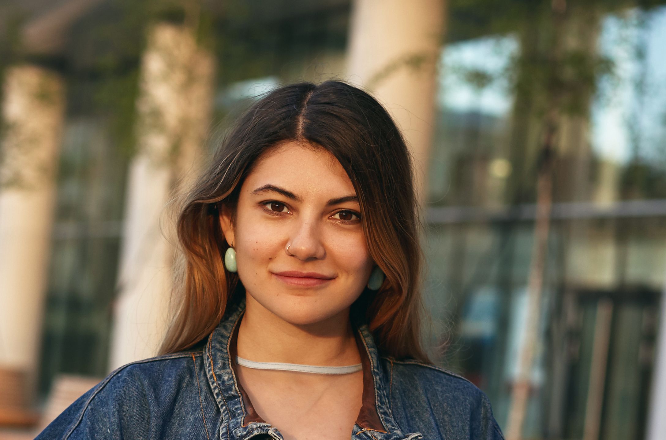 expressive woman posing outdoor